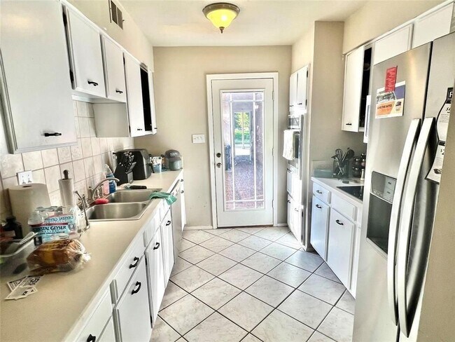 Building Photo - 1411 Ramada Dr