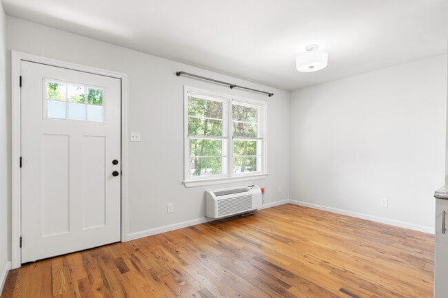 Living Room - 1009 N Buchanan Blvd