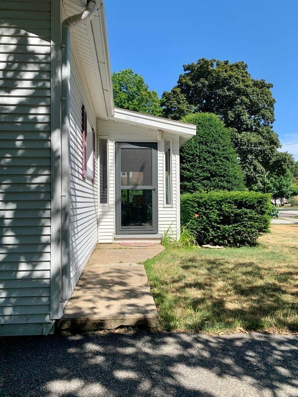 Building Photo - 67 Cable