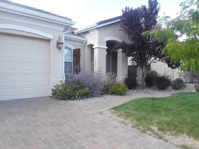 Foto del edificio - Large home with mountain views near the University of Nevada