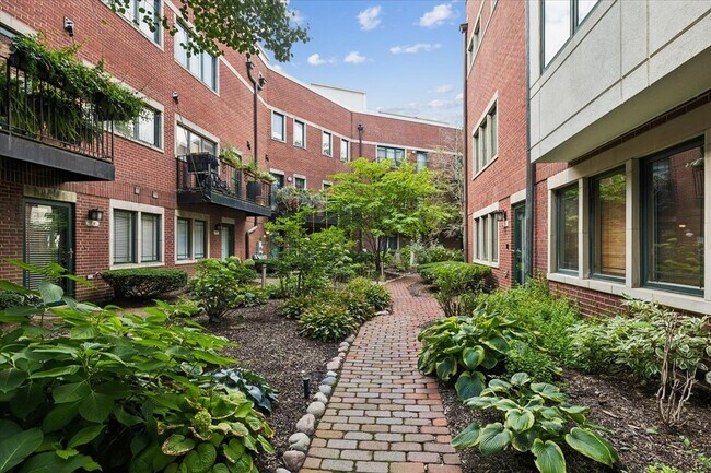 Foto del edificio - 2455 W Ohio St