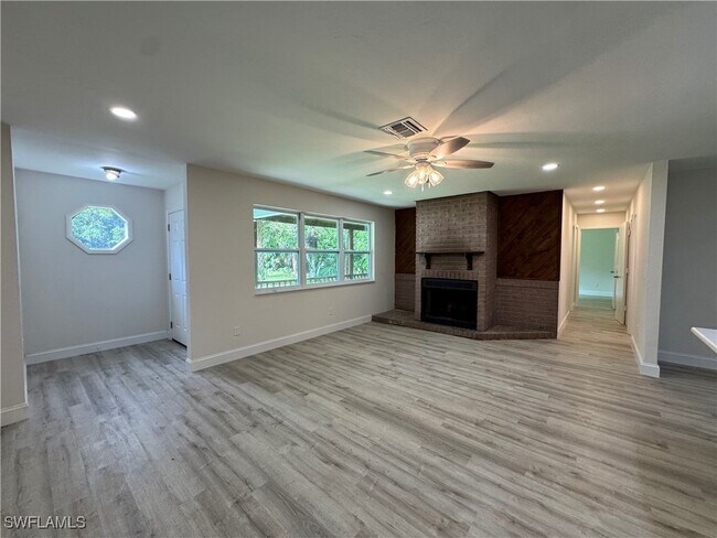 Foto del edificio - 221 18th Ave NW