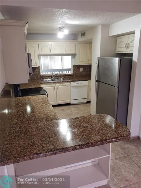 Foto del edificio - 680 NE 195th St
