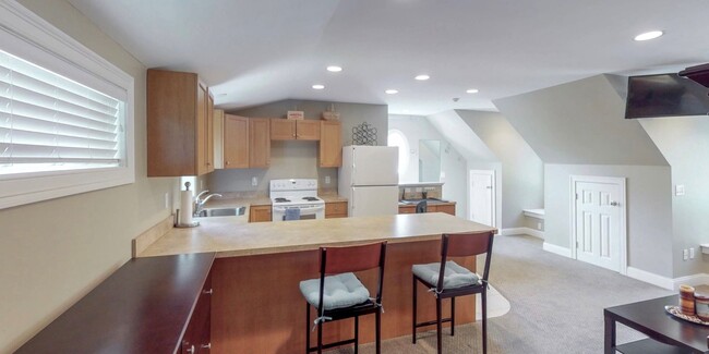 Building Photo - 35 Paddock Ln