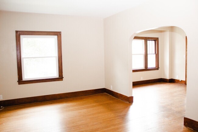 Building Photo - 4 Bedroom 2 Bath on Campus