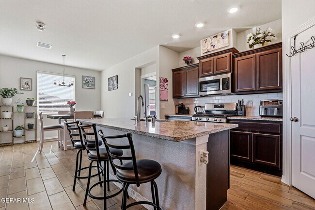 Foto del edificio - 6166 Hidden Psge Ave