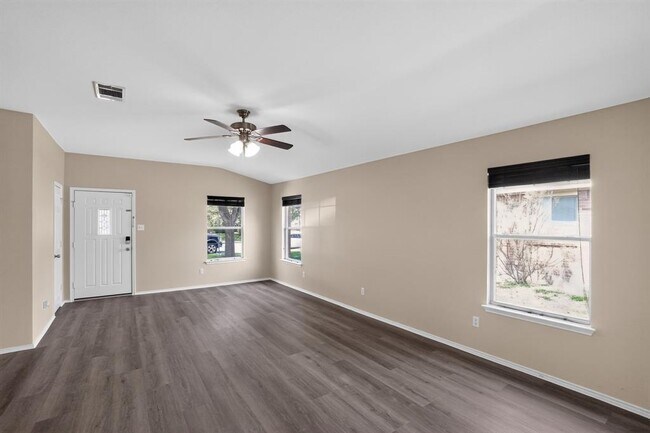 Building Photo - 111 Mossy Rock Cove