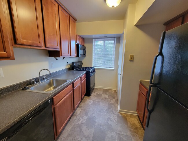 Kitchen-Partially Renovated - Park Glen Apartments