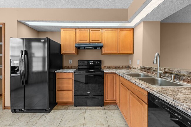 Building Photo - Southside 3 bedroom, 2.5 bathroom Townhome...