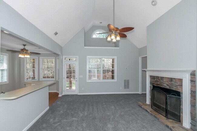 Building Photo - 4 Bedroom, 2 Bath Home in the Great Fairfi...