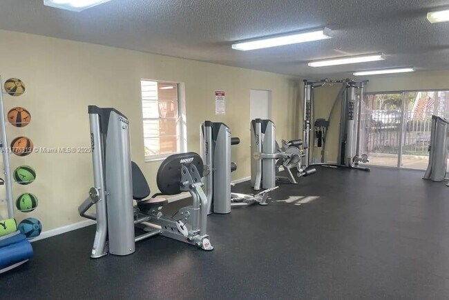 Foto del edificio - 8750 Royal Palm Blvd