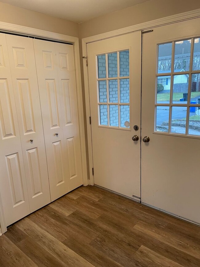 Building Photo - 3 Bed, 1.5 Bath- Single Family home for re...