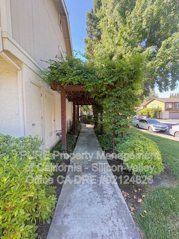 Building Photo - 2010 Everdale Dr