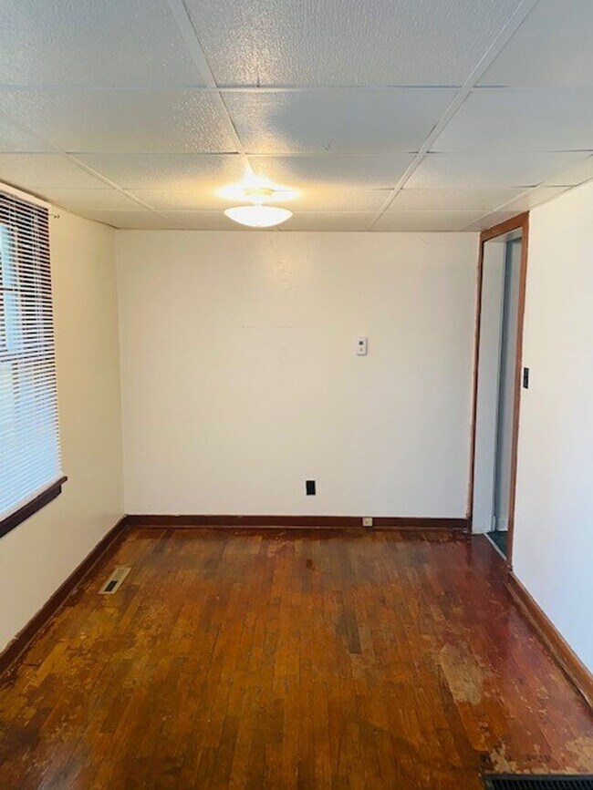 Building Photo - Well-Kept Duplex