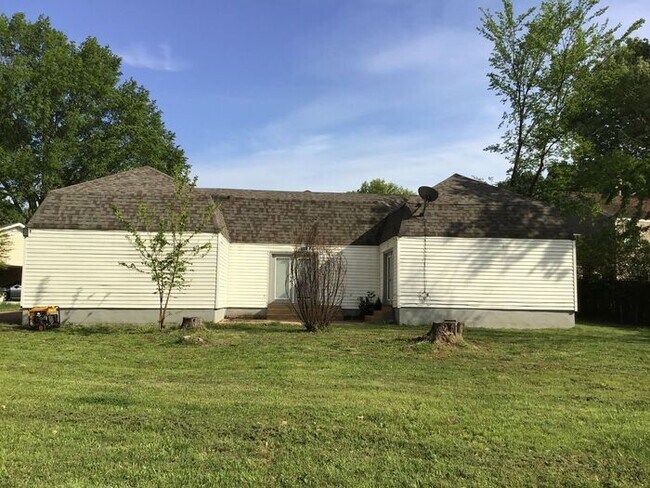 Building Photo - Spacious East Memphis 3 bedroom 2 bth home!