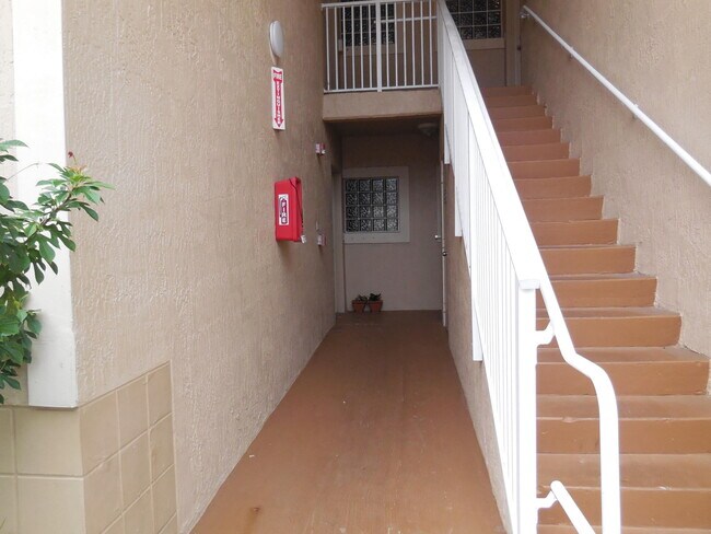 Foto del edificio - 1145 Golden Lakes Blvd
