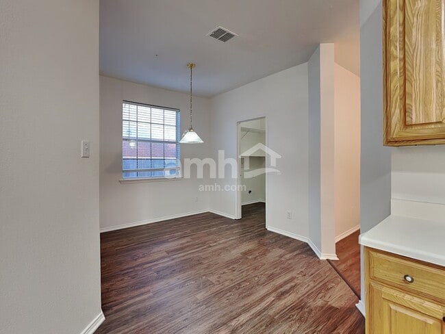 Building Photo - 2319 Dogwood Dr