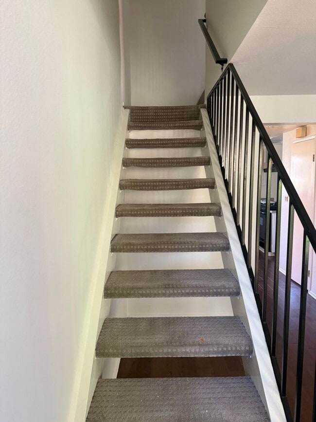 Building Photo - SPACIOUS AND BRIGHT 2 BED +2.5 BATH CONDO!...