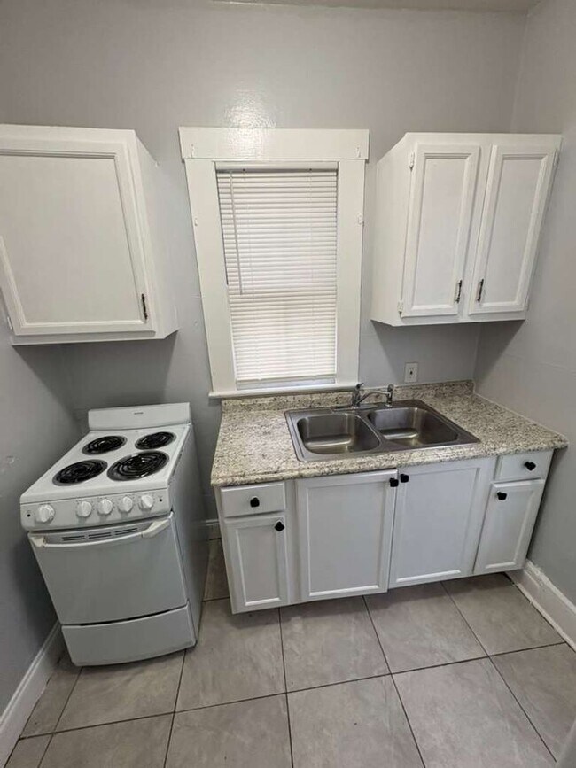 Photo - 140 E 5th St Apartment