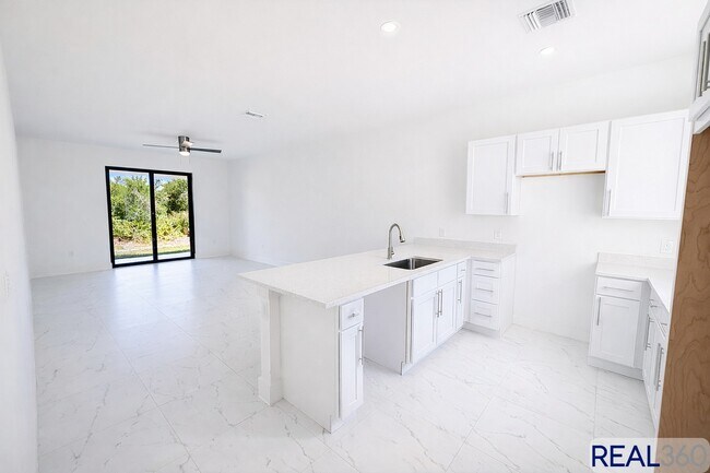 Foto del edificio - 1045-1047 Jaguar Blvd