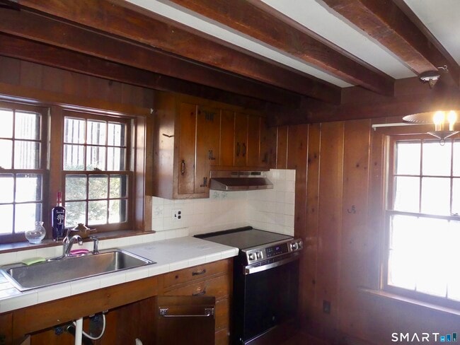 Building Photo - 82 River Rd