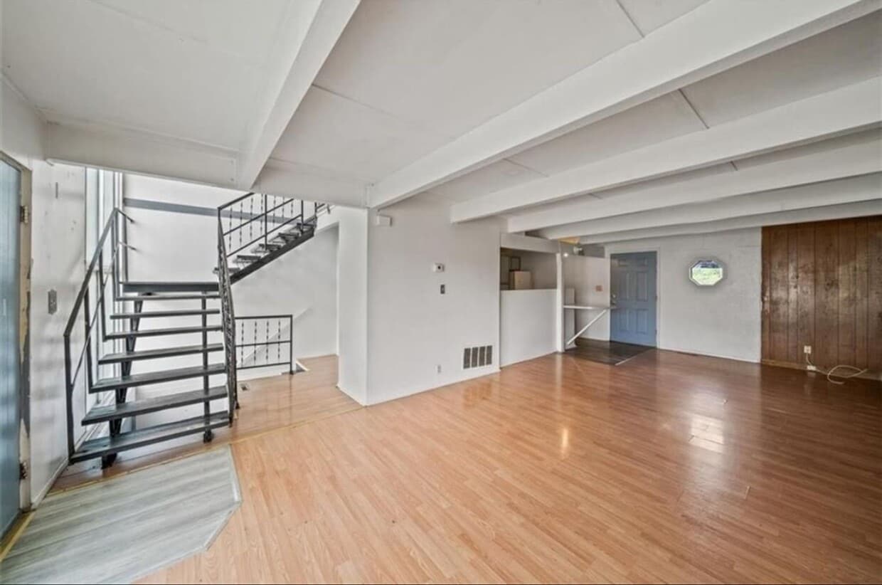 Building Photo - 3 bed 1.5 bath townhome