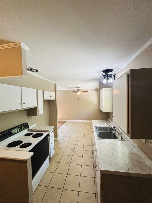Foto del edificio - Charming 3-Bedroom Ranch in Prime Location!