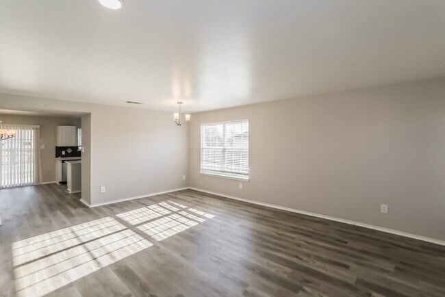 Foto del edificio - 628 Rockbrook Dr