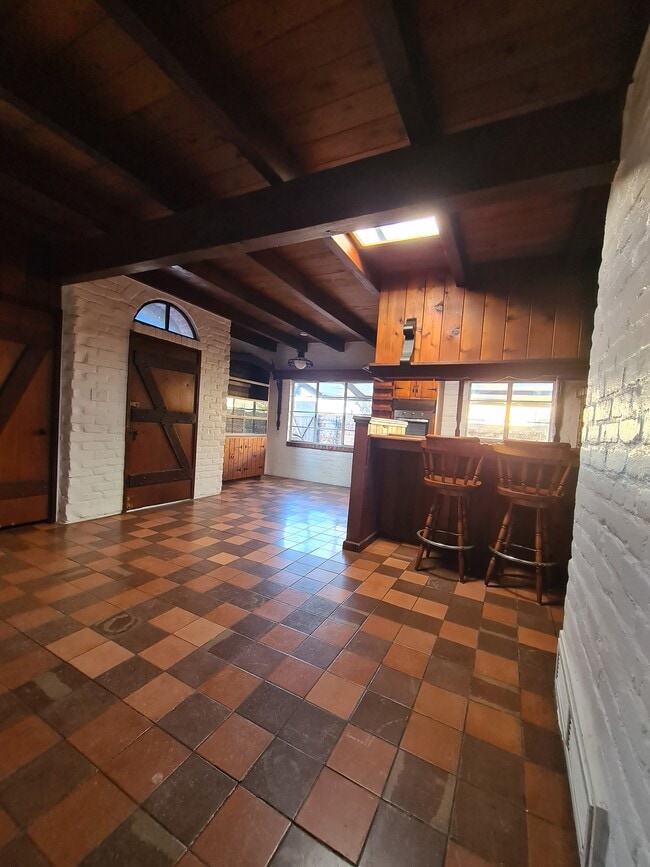 Building Photo - 1302 E Roger Rd