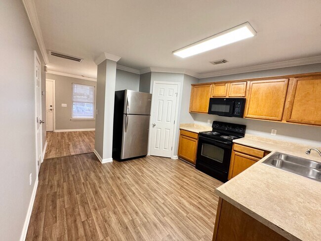 Building Photo - 2 Bedroom, 2.5 Bath Townhouse - Two Bedroom Suites