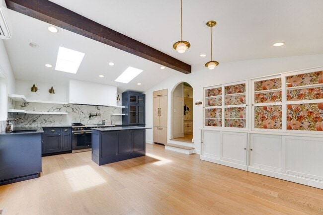 Building Photo - Immaculate Tudor