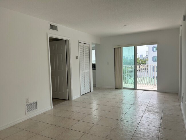 Building Photo - "Modern 2 Bed/2 Bath Condo in Prime Miami ...