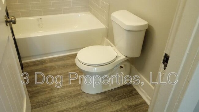 Building Photo - 218 N Hickory St