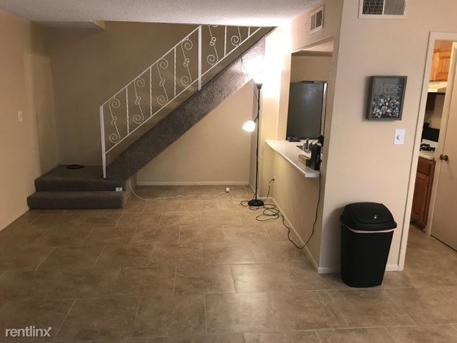 Building Photo - 2 br, 1 bath Condo - 12009 Stilwell Dr NE