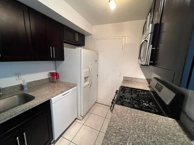 Building Photo - 6904 N Kendall Dr