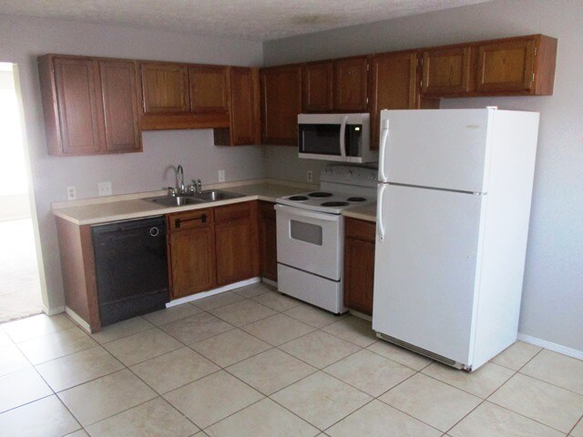 Foto del edificio - 700 Golfcrest Rd N