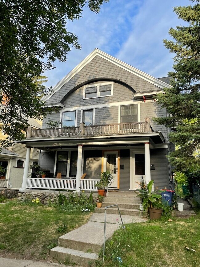 Building Photo - Wealthy St / Cherry St Duplex for Rent