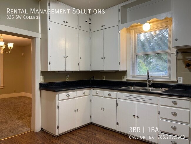 Foto del edificio - *MOVE IN SPECIAL* 835 SW College- 3 BED/1 ...