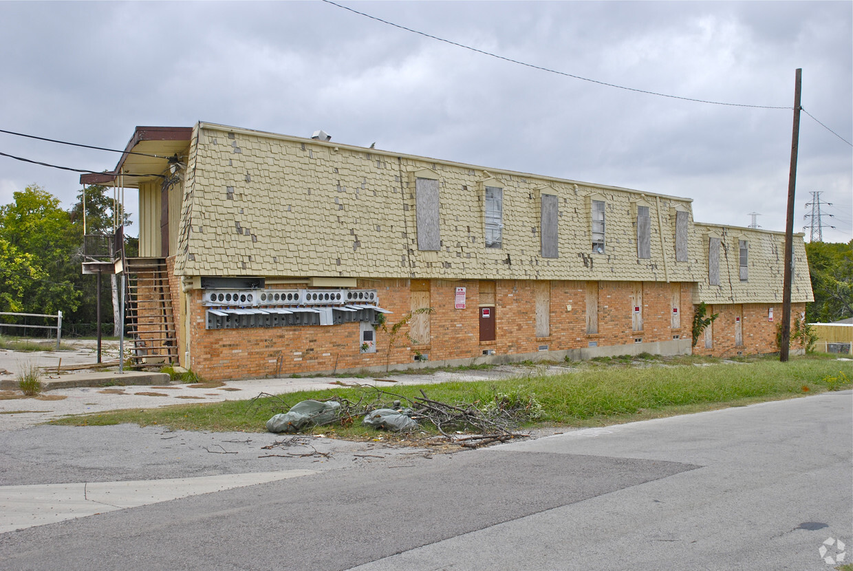 Building Photo - Cedar Crest Apartments