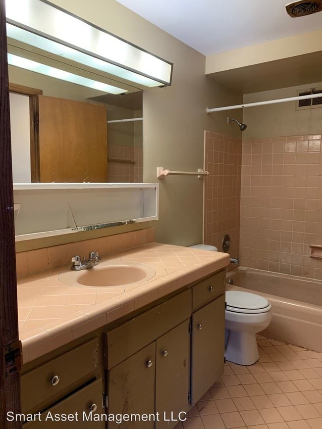 Building Photo - 5631-5635 W Silver Spring Dr