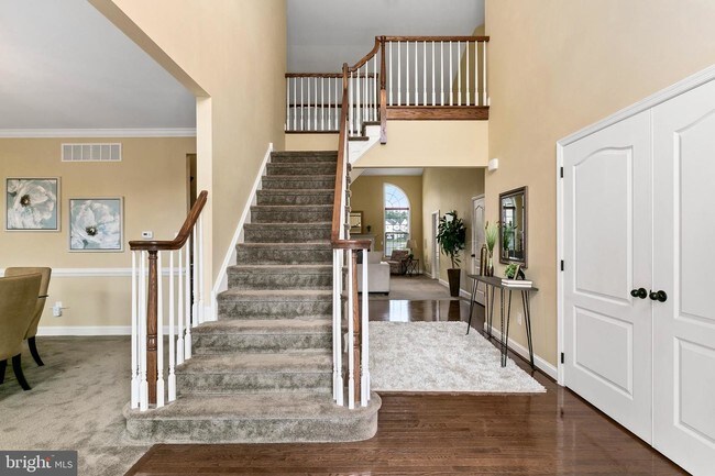 Building Photo - 28 Simsbury Dr