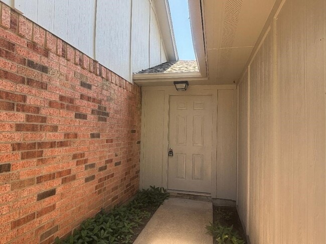 Building Photo - 7218 Arista Dr