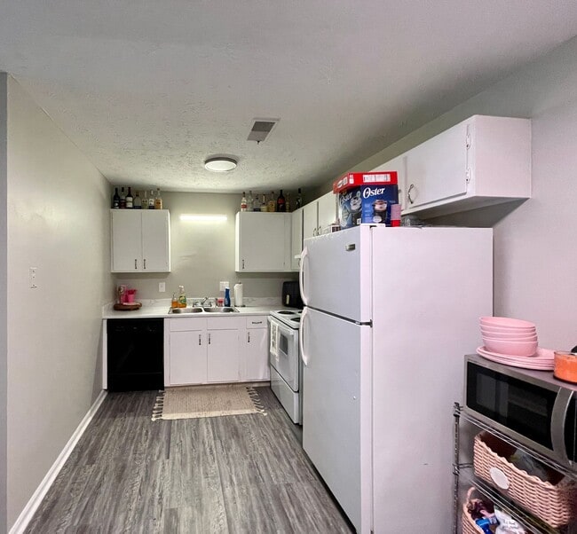 Foto del edificio - 2 Bedroom Condo Off Alumni!