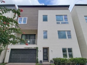 Building Photo - 9 N St Charles St