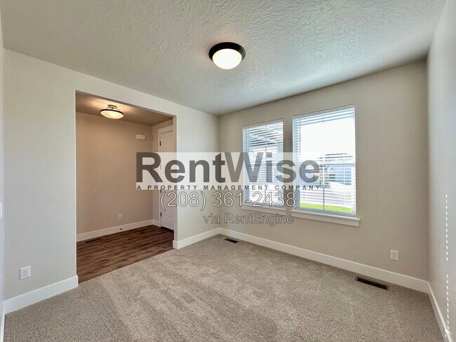 Foto del edificio - 5690 N Jumplist Ave