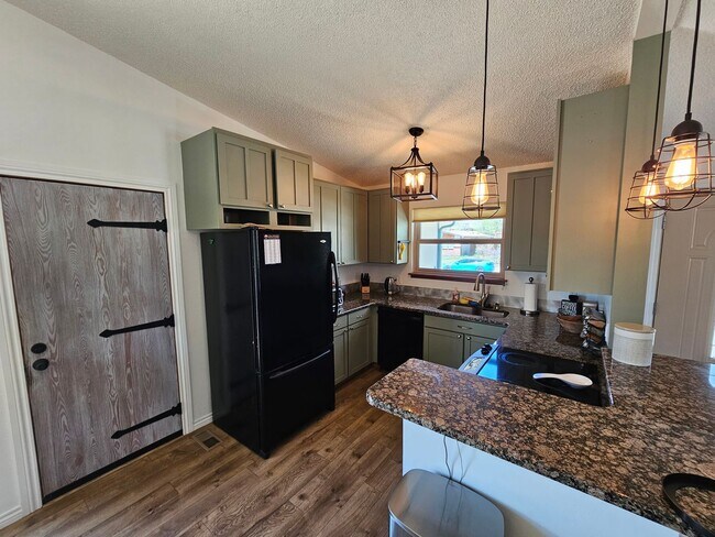 Building Photo - 3 bed 2 bath in 80920!