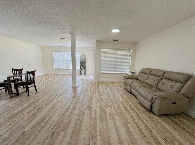 Foto del edificio - 15345 Harrowgate Way