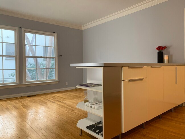 Building Photo - 1132 Larrabee St