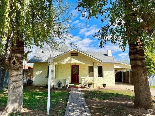 Building Photo - 822 E Whitton Ave