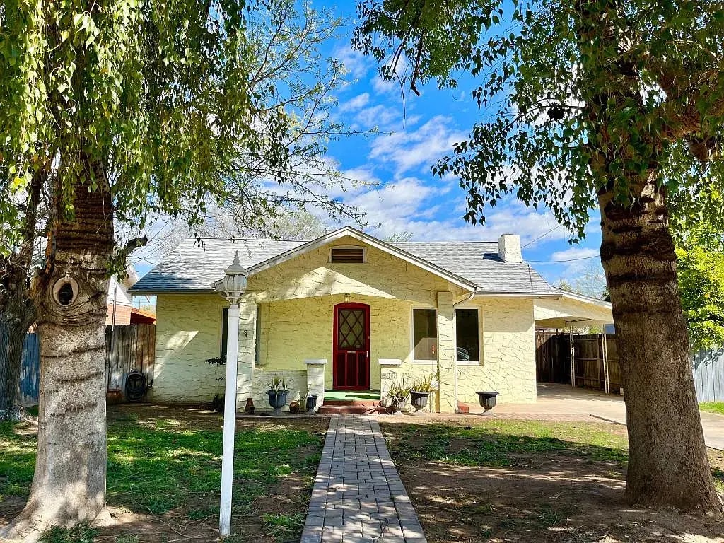 Front with shade trees and covered patio - 822 E Whitton Ave